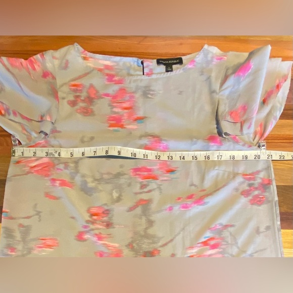 Banana Republic Watercolor Abstract Ruffle Sleeve Blouse Grey Pink, size L - Picture 4 of 6